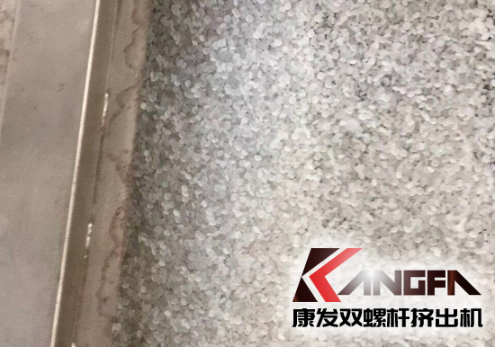 康發揚州客戶選購的JSH-K系列75高扭水環切粒雙螺桿擠出機開機