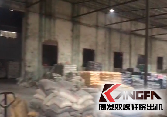 康發(fā)多年老客戶雙螺桿擠出機車間一角，有序生產(chǎn)，業(yè)務(wù)紅火！