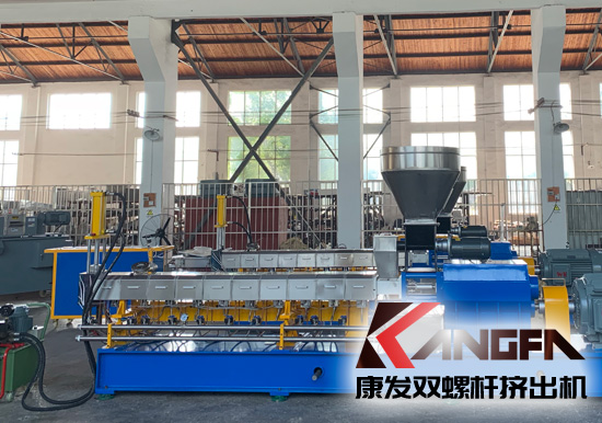 雙螺桿擠出機生產(chǎn)制造百分之三十長纖增強尼龍六熱膨脹系數(shù)與金屬材料相當，在機械工程配件、汽車、航空、體育器材領(lǐng)域應(yīng)用更加廣泛。