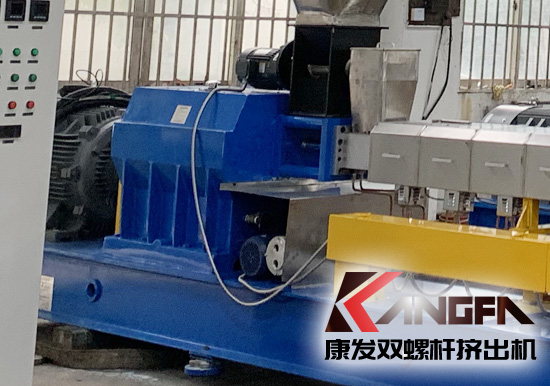 各種各樣的節(jié)能新技術(shù)已經(jīng)應(yīng)用于擠出技術(shù)的各方面，從擠出機(jī)本身的螺桿結(jié)構(gòu)改進(jìn)，再到新型驅(qū)動(dòng)式電機(jī)應(yīng)用以及各種新型加熱方式技術(shù)的應(yīng)用，都在推動(dòng)PET雙螺桿擠出機(jī)行業(yè)向著更加節(jié)能降耗、高產(chǎn)高效的方向發(fā)展。