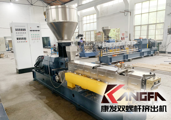 提升行業(yè)競(jìng)爭(zhēng)力、進(jìn)一步開(kāi)拓和擴(kuò)大康發(fā)雙螺桿擠出機(jī)設(shè)備出口市場(chǎng)。圖為康發(fā)出口東南亞國(guó)家JSH-52標(biāo)準(zhǔn)化雙螺桿擠出機(jī)設(shè)備。設(shè)備長(zhǎng)徑比28-56， 主電機(jī)功率 （37-55kw）， 螺桿轉(zhuǎn)速 (300-600rpm) ，最大扭矩 （2*1100N.m）， 參考產(chǎn)量 （100-400kg/h）。