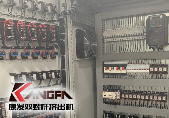 雙螺桿擠出機上下游：車用塑料向低成本、高強度、高沖擊性能、可回收及降解等復合材料及塑料合金方向發展