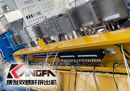 近日康發(fā)車間進(jìn)入緊張的設(shè)備調(diào)試階段，各崗位嚴(yán)陣待命，緊張作業(yè)，確保質(zhì)量，一批次標(biāo)準(zhǔn)化全新雙螺桿擠出機(jī)設(shè)備正進(jìn)入緊密安裝調(diào)試階段，出廠在即、交付用戶！確保用戶早日正式投產(chǎn)！