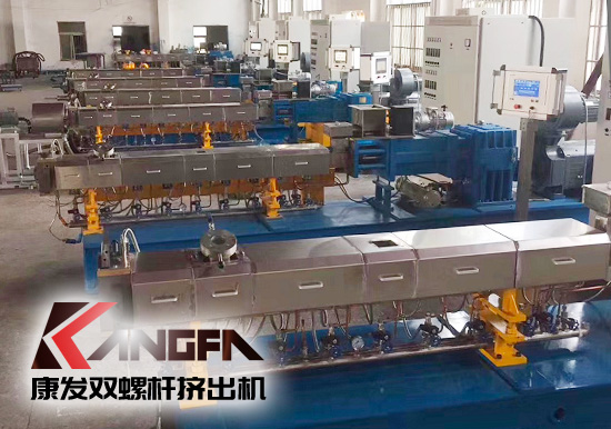 同向雙螺桿擠出機(jī)顯著的特點(diǎn)——螺桿及組合式機(jī)筒均基于“積木式”的組合設(shè)計(jì)。 