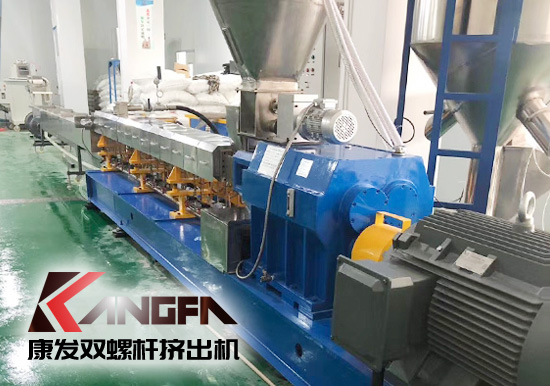 南京康發(fā)同向旋轉(zhuǎn)雙螺桿擠出機(jī)，廣泛用于成型制品擠出，也可應(yīng)用于聚合物的物理改性（共混、填充、纖維增強(qiáng)、配料、混煉）。