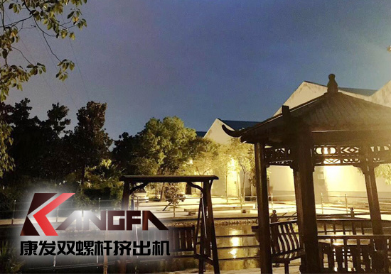 看華燈初上...一排排燈火通明車間，碧藍的鐵屑，炫目的電焊弧光，金屬的撞擊聲...原來的廠區的夜景是如此的美麗！