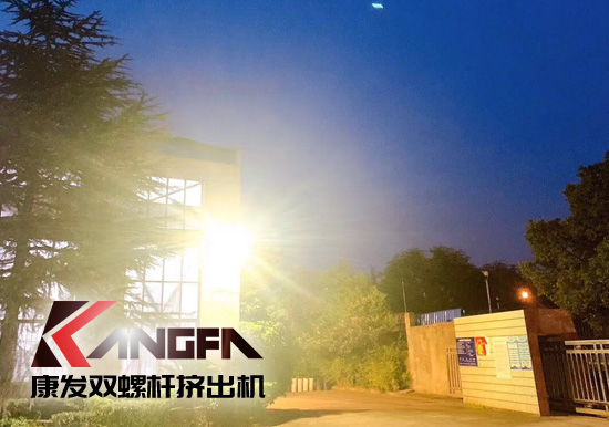 看華燈初上...一排排燈火通明車間，碧藍的鐵屑，炫目的電焊弧光，金屬的撞擊聲...原來的廠區的夜景是如此的美麗！