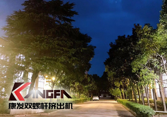 花園式廠區、綠樹成蔭、鳥語花香。原來的廠區的夜景是如此的美麗！