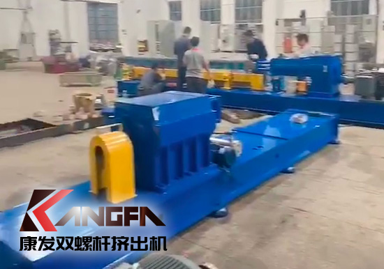 國慶又逢仲秋月圓，保安全、保質(zhì)量、保工期，康發(fā)橡塑雙螺桿擠出機(jī)為實(shí)現(xiàn)業(yè)主按期交付目標(biāo)而奮力沖刺