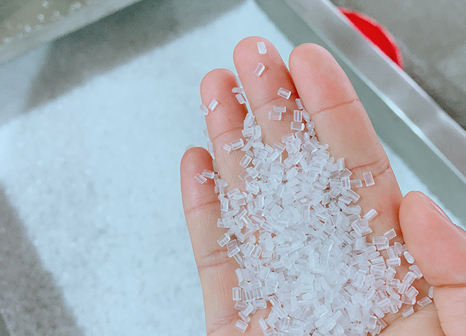 料子表面光滑，顆粒大小均勻。