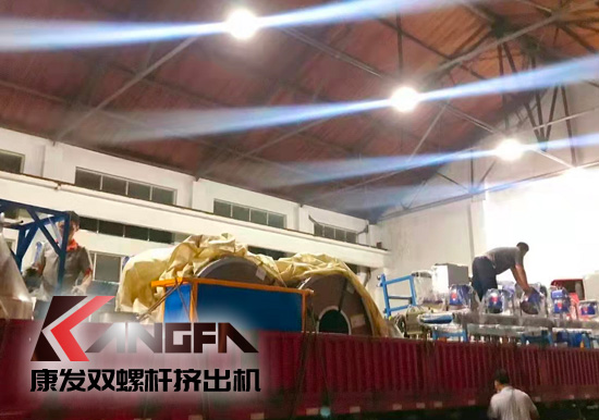 總裝車間：眾志成城齊奮戰 全力以赴保發貨 確保雙螺桿擠出機設備按期交付至顧客手中。