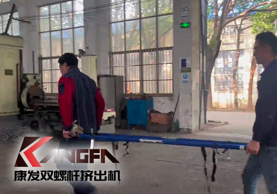 康發(fā)雙螺桿擠出機(jī)舉行機(jī)械傷害事故應(yīng)急演練