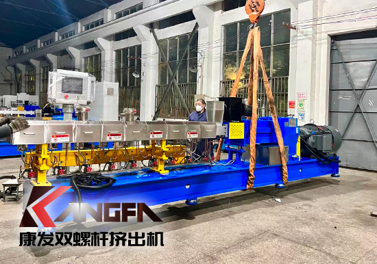 臨近年底，雙螺桿擠出機(jī)發(fā)貨忙,全力以赴為市場！