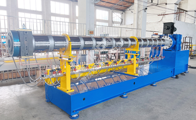 康發(fā)單螺桿擠出機(jī)組，包括主機(jī)一臺(tái)、水槽冷卻一套以及切粒機(jī)一套等，目前我司已調(diào)試完畢，整備發(fā)貨！