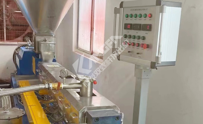 始于客戶需求，終于客戶滿意！康發(fā)雙螺桿擠出機設備調試！