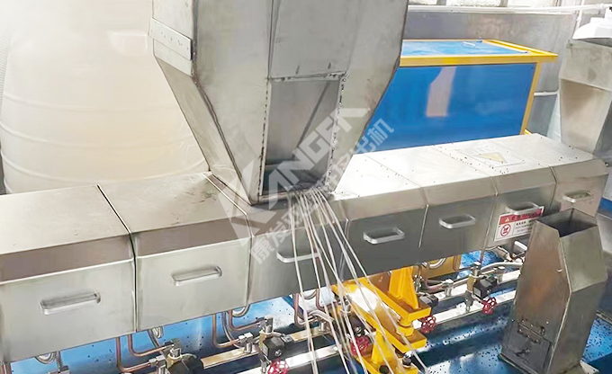 始于客戶需求，終于客戶滿意！康發(fā)雙螺桿擠出機設備調試！