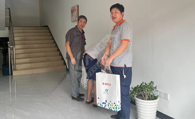 南京江北新區總工會深入康發雙螺桿擠出機一線開展“來高溫慰問”慰問活動！