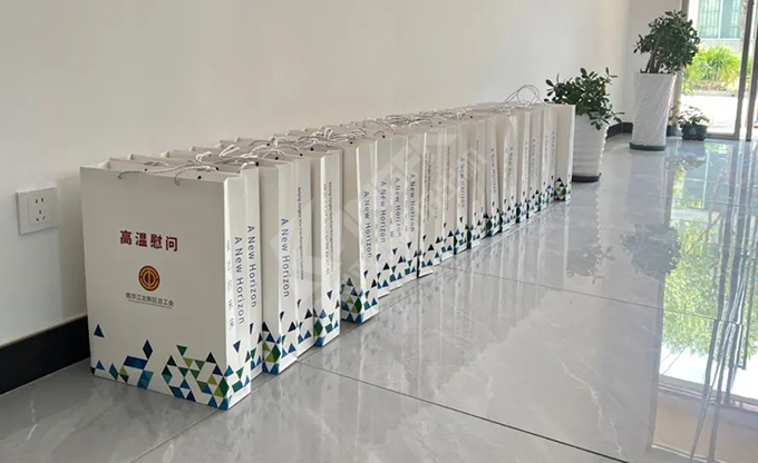 南京江北新區總工會深入康發雙螺桿擠出機一線開展“來高溫慰問”慰問活動！