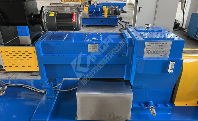 新年伊始，康發雙螺桿擠出機成功裝車發貨，助力客戶生產效率再上新臺階