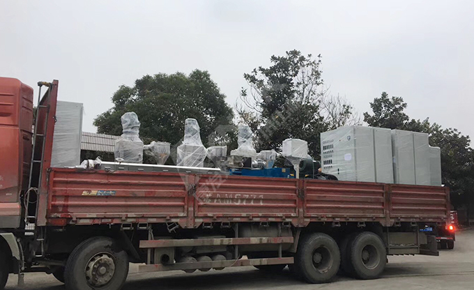 新年伊始，康發雙螺桿擠出機成功裝車發貨，助力客戶生產效率再上新臺階