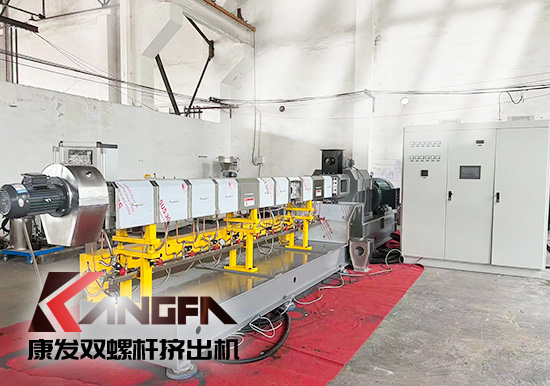 廢塑料高容積熔融定制型設備——康發雙螺桿擠出機出品